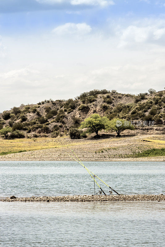 阿根廷门多萨，里瓦达维亚，El Carrizal大坝中的钓鱼竿。概念。